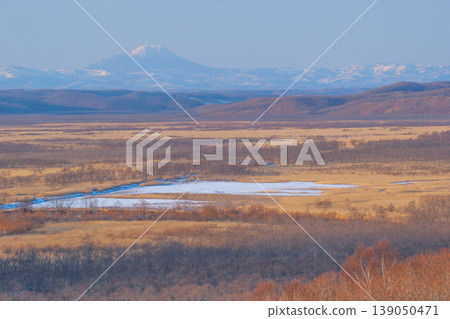 Kushiro Wetland and Mt. Oakan in winter 139050471