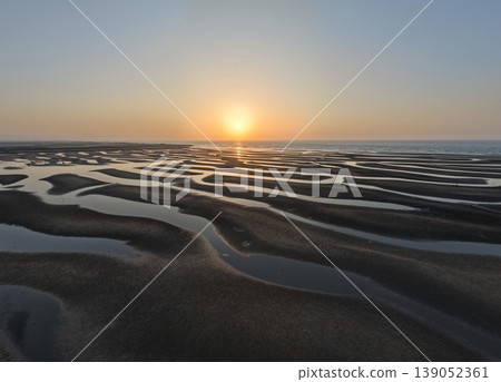 夕陽下閃耀的海岸 夕陽下閃耀的海岸 139052361