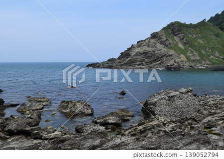 長著奇石的岩石海岸的莊內海岸的岩石景觀 139052794