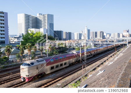 [Tokaido Main Line] Sunrise Seto/Izumo passing through Yokohama city 139052988