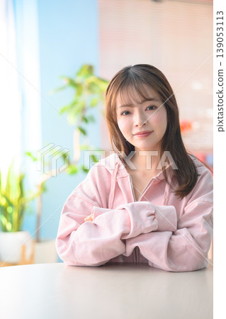 窗邊放鬆的女子肖像：快樂流行樂 139053113