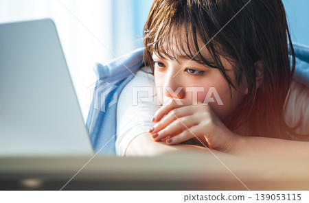 女人坐在筆電前：快樂流行樂 139053115