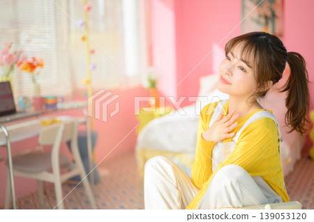 一位年輕女子在房間放鬆：快樂流行樂 139053120