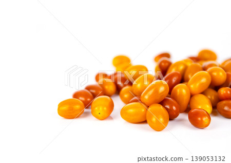 Top view of fresh yellow and orange cherry tomatoes scattered on white background. Isolated on clean white backdrop. Food, health, and organic nutrition concepts. Copy space Top view of fresh yellow and orange cherry tomatoes scattered on white background. Isolated on clean white backdrop. Food, health, and organic nutrition concepts. Copy space 139053132