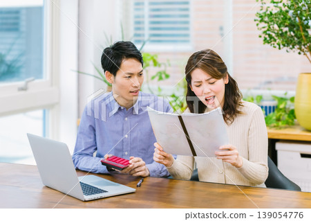 一對年輕夫婦在家庭預算上遇到困難。 一對年輕夫婦在家庭預算上遇到困難。 139054776