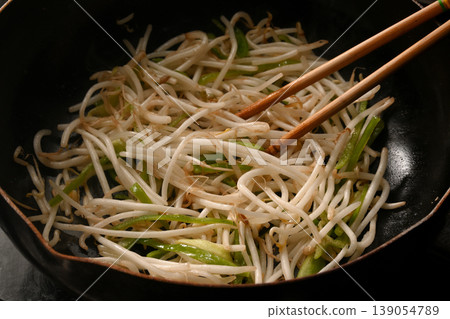 正在翻炒豆芽菜和甜椒的場景。 139054789