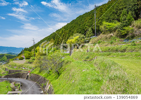 奈良縣飛鳥村,寧靜的春日山村景色。 奈良縣飛鳥村,寧靜的春日山村景色。 139054869
