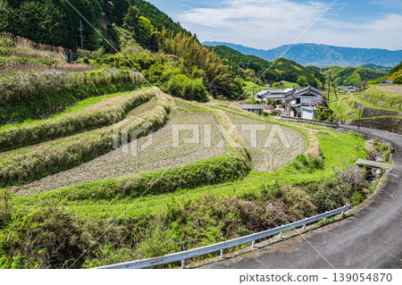 奈良縣飛鳥村,寧靜的春日山村景色。 奈良縣飛鳥村,寧靜的春日山村景色。 139054870
