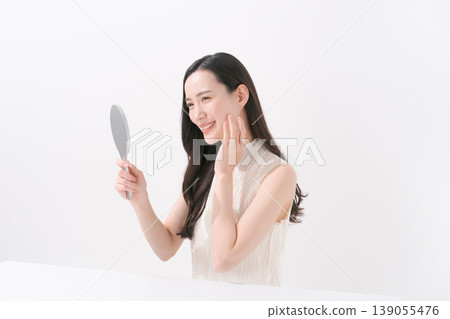 有手鏡的一名微笑的婦女 有手鏡的一名微笑的婦女 139055476