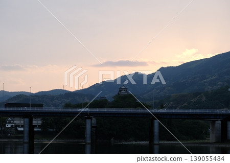 夕陽西下,大津城矗立在比治川河畔。 夕陽西下,大津城矗立在比治川河畔。 139055484