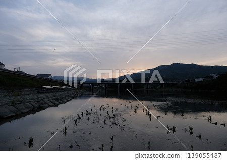 日落後的比治川,遠處可見大津城。 日落後的比治川,遠處可見大津城。 139055487