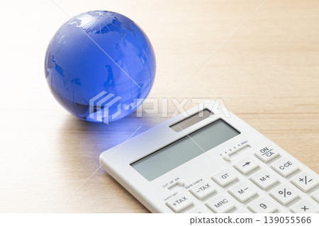玻璃地球儀和計算器 玻璃地球儀和計算器 139055566