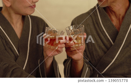 一對老年夫婦在臥室裡喝威士忌，沒有露臉 139055778