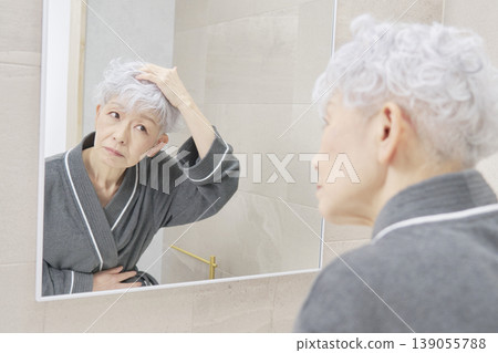 老年婦女有頭髮問題 139055788