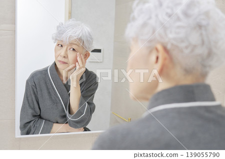老年女性眼周皮膚問題 139055790
