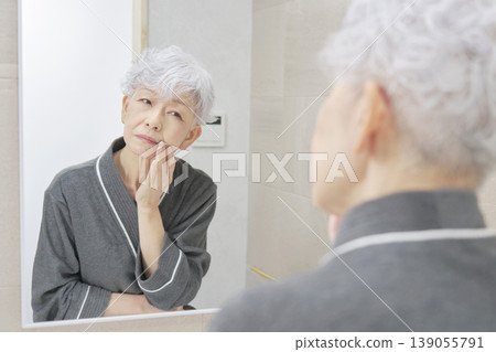 資深女性皮膚問題 139055791