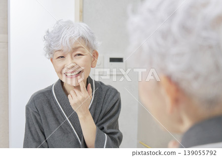 老年女性口腔護理 139055792