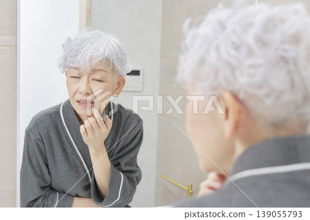老年婦女的牙齒問題 139055793