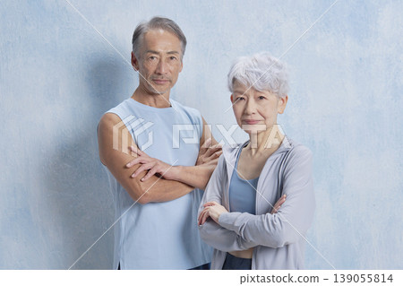 一對老年男女正在鍛煉，看向鏡頭。 139055814