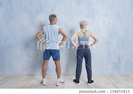 一對老年男女正在鍛鍊的肖像，背影 139055815
