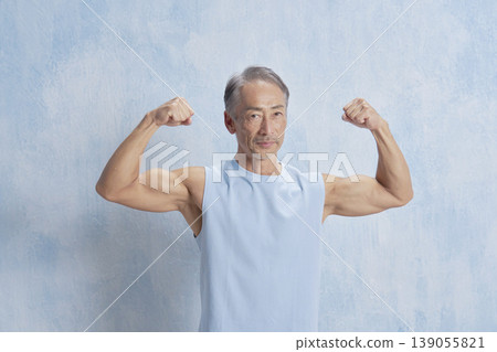老年男性肌肉二頭肌 139055821