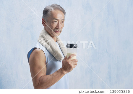 一位老年男子正在用蛋白粉瓶訓練 139055826