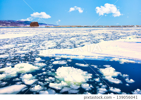 A seasonal sight in winter: the beautiful drift ice of the Sea of Okhotsk A seasonal sight in winter: the beautiful drift ice of the Sea of Okhotsk 139056041