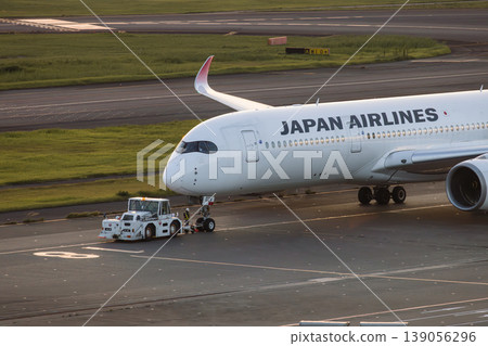 客機地面拖曳作業和機場景觀 客機地面拖曳作業和機場景觀 139056296