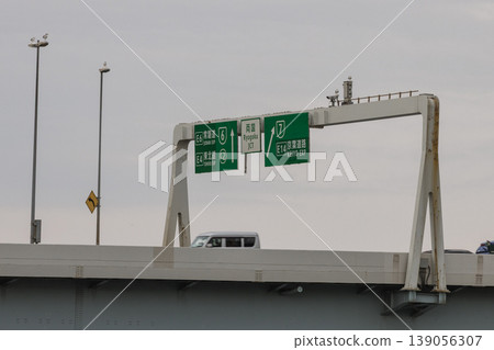 Signposts on the Metropolitan Expressway and the scenery of the elevated road. Signposts on the Metropolitan Expressway and the scenery of the elevated road. 139056307