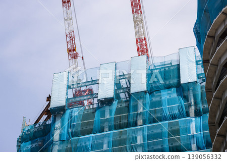 High-rise building under construction and crane operation scene High-rise building under construction and crane operation scene 139056332