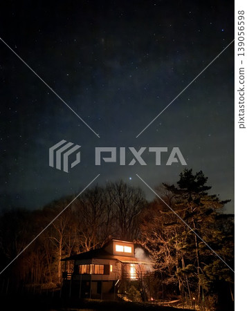 Enjoy a campfire and a cottage under a starry sky in Kitakaruizawa, Tsumagoi Village, Gunma Prefecture. 139056598