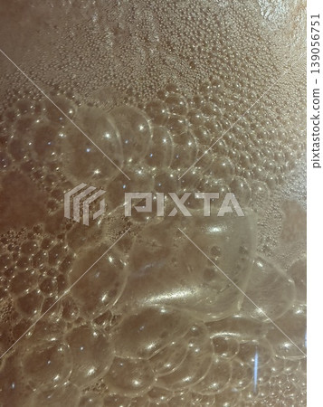 位於蘇格蘭艾雷島的傳統釀酒廠，以其泥煤風味威士忌而聞名。 139056751