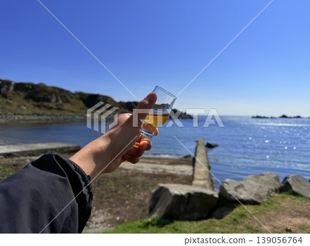 位於蘇格蘭艾雷島的傳統釀酒廠，以其泥煤風味威士忌而聞名。 139056764