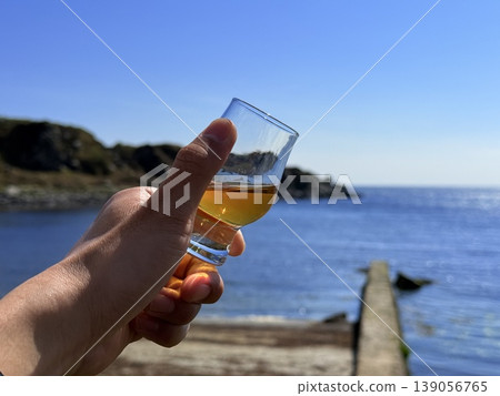 位於蘇格蘭艾雷島的傳統釀酒廠，以其泥煤風味威士忌而聞名。 139056765