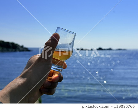 位於蘇格蘭艾雷島的傳統釀酒廠，以其泥煤風味威士忌而聞名。 139056766