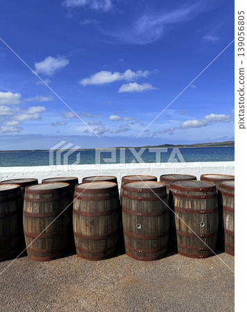 位於蘇格蘭艾雷島的傳統釀酒廠,以其泥煤風味威士忌而聞名。 位於蘇格蘭艾雷島的傳統釀酒廠,以其泥煤風味威士忌而聞名。 139056805