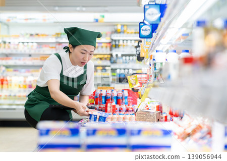 一位在超市負責商品管理的女性 一位在超市負責商品管理的女性 139056944
