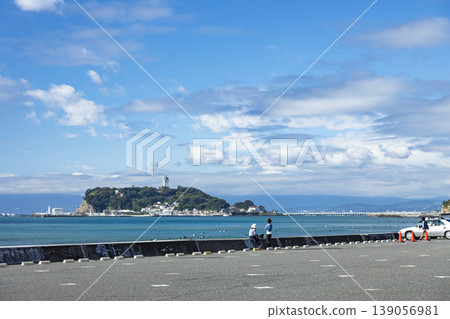 Enoshima Island as seen from the parking lot at Shichirigahama, Shonan. Enoshima Island as seen from the parking lot at Shichirigahama, Shonan. 139056981