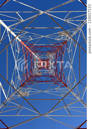 輸電塔形成的幾何圖案之美 輸電塔形成的幾何圖案之美 139057533