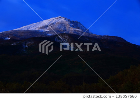 Mount Chokai in autumn, at the peak of its autumn foliage. Mount Chokai in autumn, at the peak of its autumn foliage. 139057660