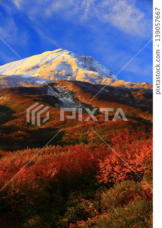 秋季的鳥海山,正值秋葉最絢爛的時刻。 秋季的鳥海山,正值秋葉最絢爛的時刻。 139057667
