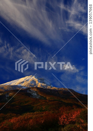 Mount Chokai in autumn, at the peak of its autumn foliage. 139057668