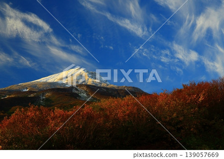 秋季的鳥海山,正值秋葉最絢爛的時刻。 秋季的鳥海山,正值秋葉最絢爛的時刻。 139057669