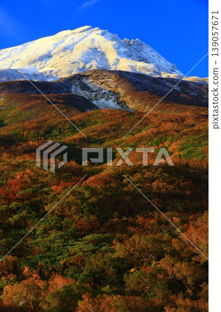 秋季的鳥海山,正值秋葉最絢爛的時刻。 秋季的鳥海山,正值秋葉最絢爛的時刻。 139057671