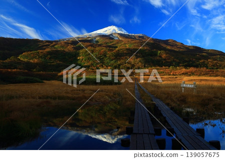鳥海山,秋葉已經開始變色了。 鳥海山,秋葉已經開始變色了。 139057675