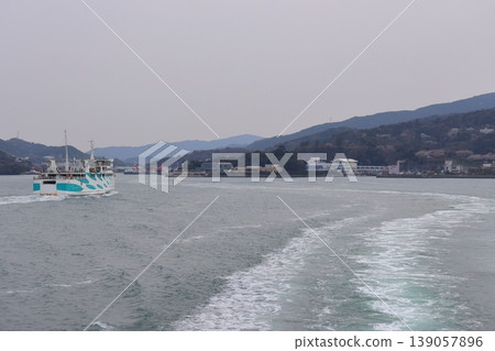 伊勢灣渡輪駛向鳥羽港,從珍珠島和坂出島之間的海上眺望鳥羽站地區(三重縣鳥羽市)。 伊勢灣渡輪駛向鳥羽港,從珍珠島和坂出島之間的海上眺望鳥羽站地區(三重縣鳥羽市)。 139057896
