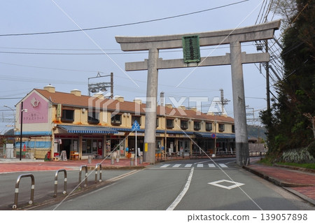 位於鳥羽站和鳥羽海螺街前的琴平神社的大鳥居(三重縣鳥羽市) 位於鳥羽站和鳥羽海螺街前的琴平神社的大鳥居(三重縣鳥羽市) 139057898
