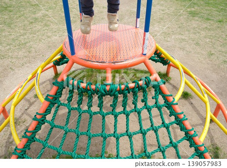 孩子們在公園裡色彩繽紛的遊樂設施上蹦蹦跳跳。 孩子們在公園裡色彩繽紛的遊樂設施上蹦蹦跳跳。 139057983