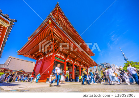 A happy time for Tokyo's urban landscape... but the overwhelming inbound tourism continues... Senso-ji Temple bustling with foreign tourists... = April 12 139058003