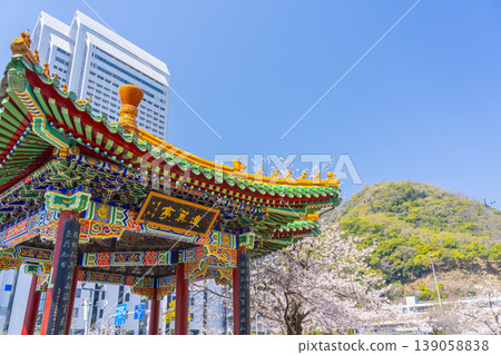 蓮綠亭與櫻花:生田川沿岸的櫻花美景 蓮綠亭與櫻花:生田川沿岸的櫻花美景 139058838